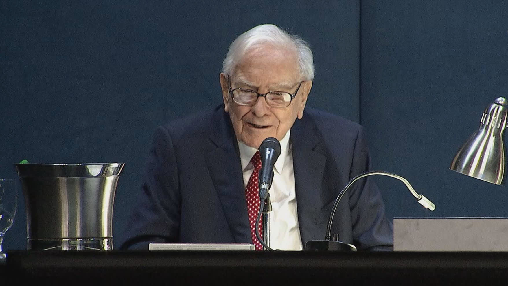 What Warren Buffett’s recent moves say – and don’t say – about today’s market