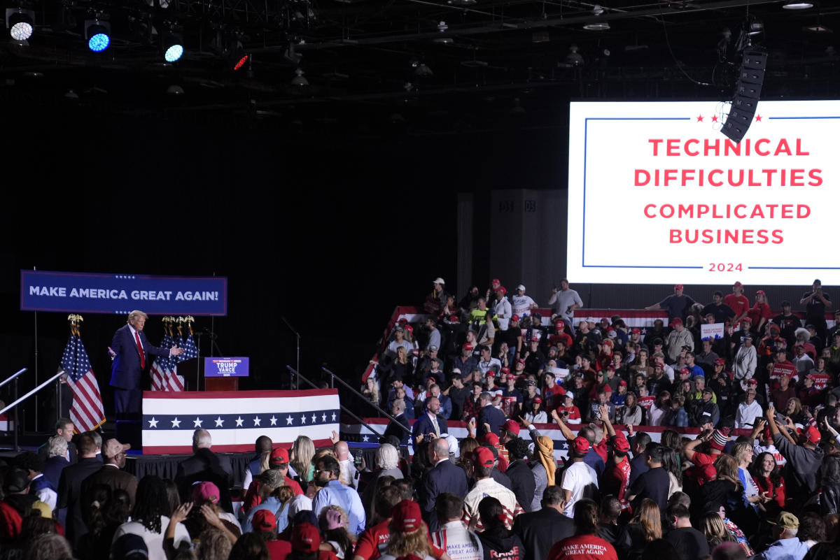 A failed mic leaves Donald Trump pacing the stage in silence for nearly 20 minutes