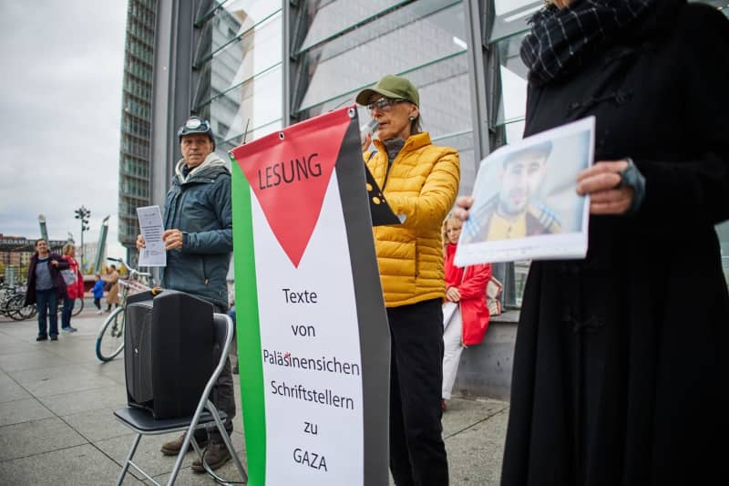 Anti-Israeli chants and desecrated flag at Berlin demonstrations