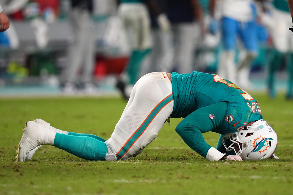 Dolphins’ Jaelan Phillips out with season-ending knee injury after going down in loss to Titans