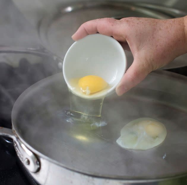 People Are Sharing The Best Way To Poach Eggs Without Vinegar, And It’s Unbelievably Simple