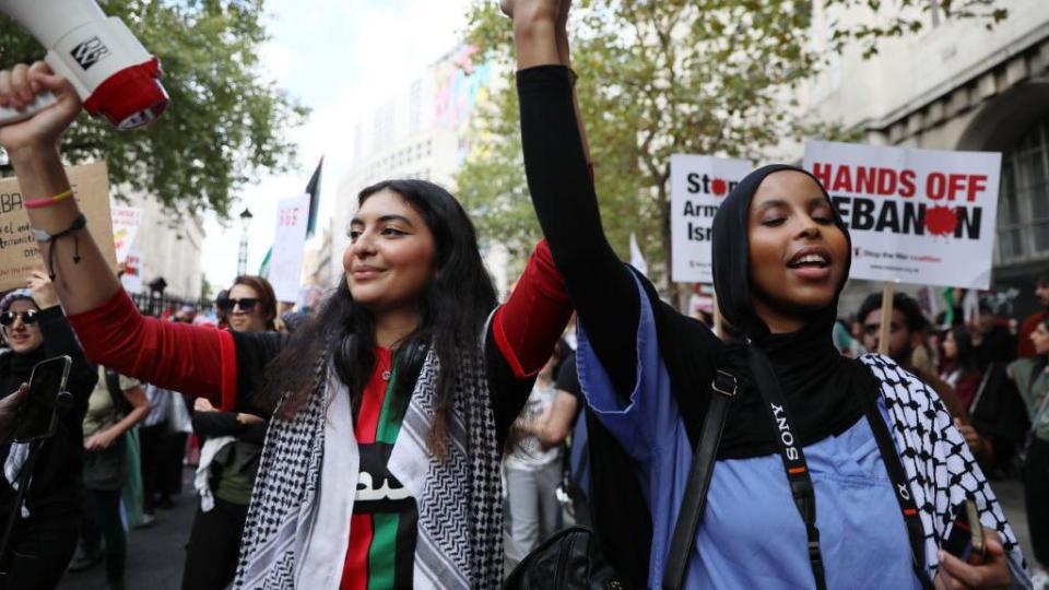 Thousands take part in pro-Palestinian march