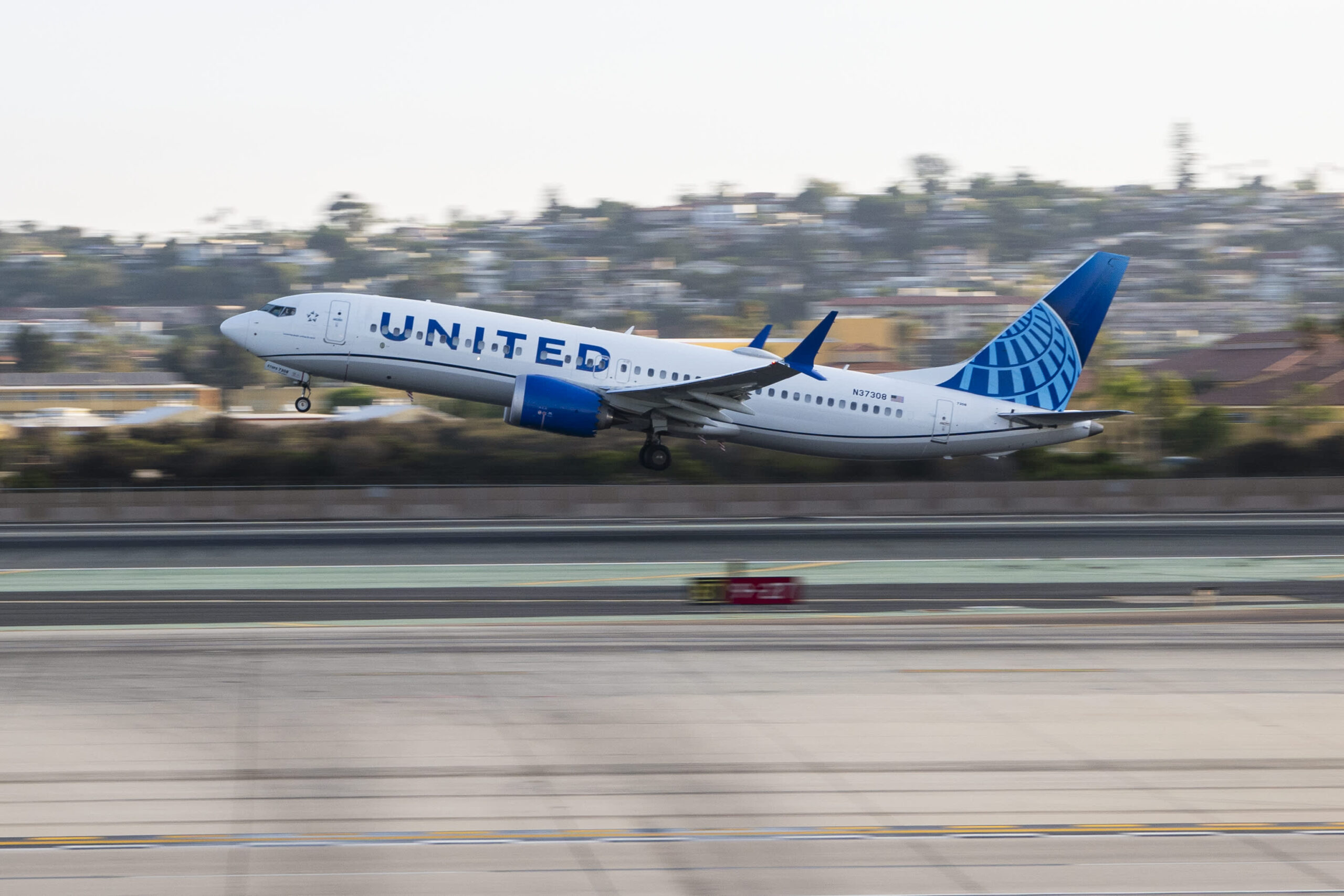 United Airlines plans .5 billion share buyback, forecasts fourth-quarter earnings above estimates