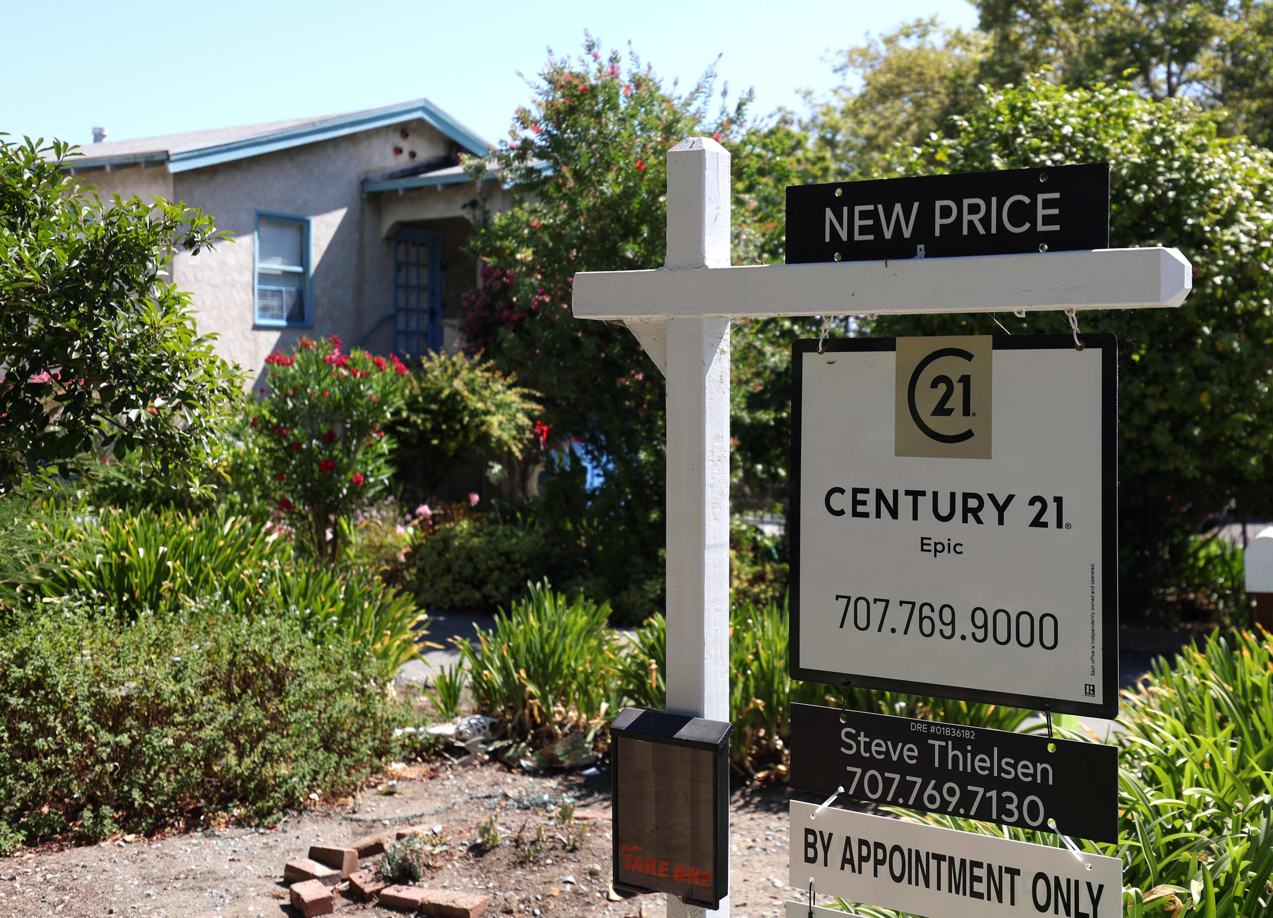 Weekly mortgage demand tanks 17%, after interest rates hit the highest level since August