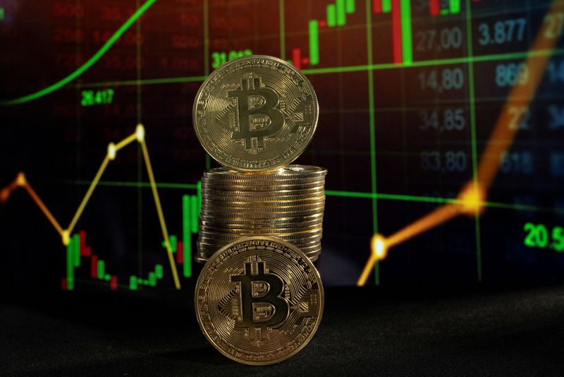 Bitcoin at record highs, sets sights on 0,000