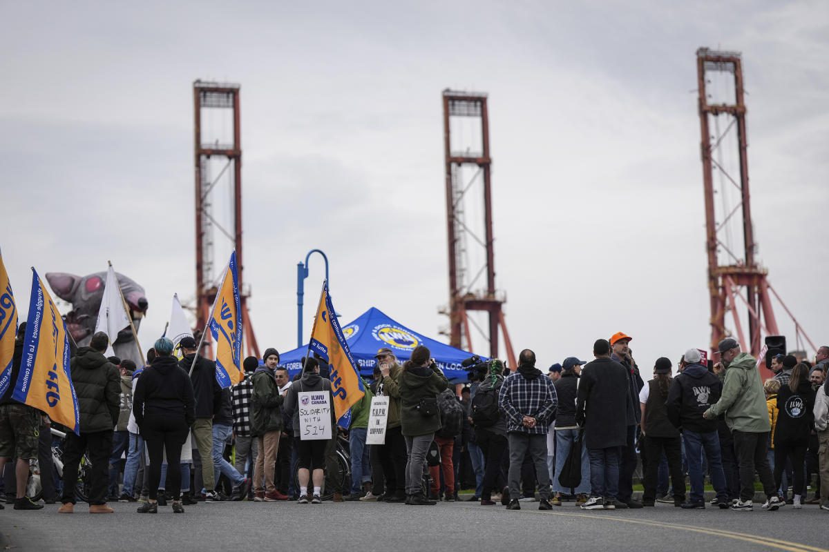 Canada moves to end port lockouts and orders binding arbitration