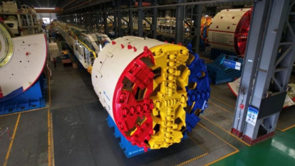 China unveils 5,000 metric ton-heavy tunnel boring machine with largest-diameter