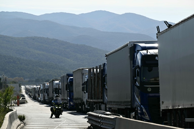 French farmers lift border blockade after talks with PM