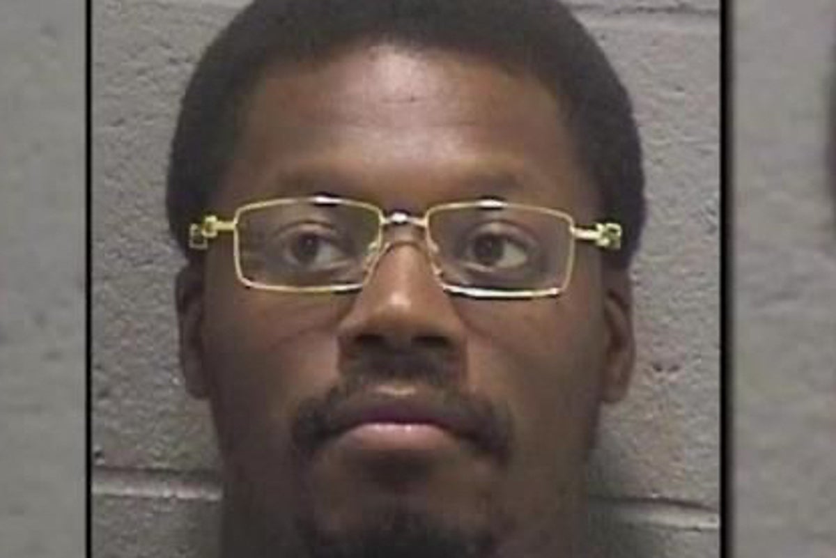 Gang kingpin in jail on murder charges is accused of impregnating two jail workers