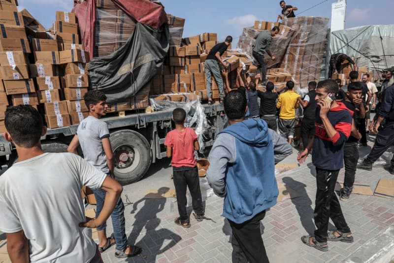 Gaza aid convoy of more than 100 trucks looted