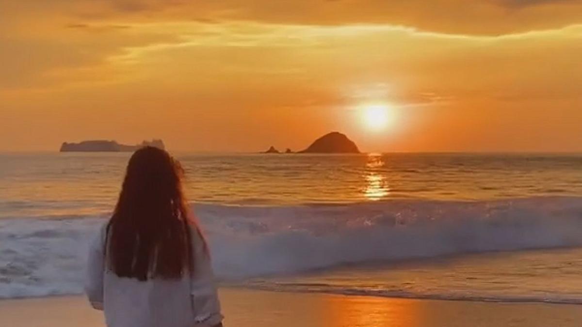 Guy accidentally photobombs beautiful beach video