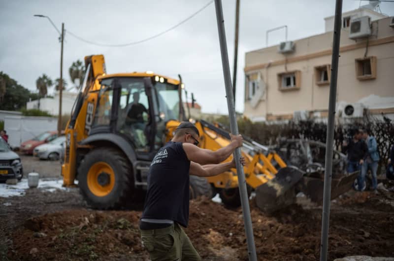 Hezbollah launches 150 rockets at Israel, leaving several injured