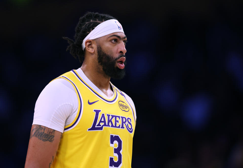 Lakers star Anthony Davis leaves early with eye injury after massive block in win over Raptors