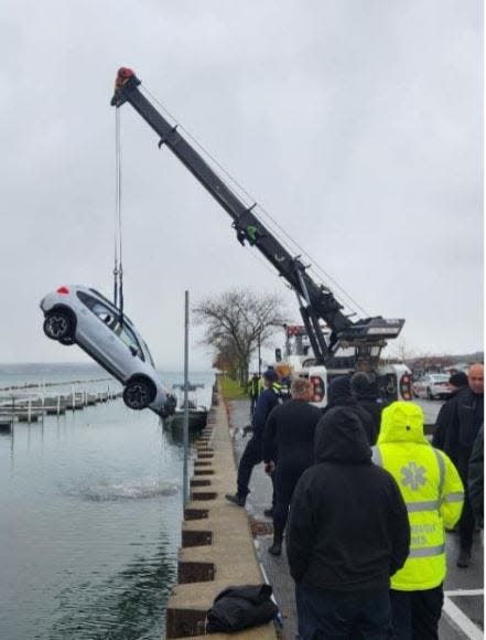 Man escapes from SUV after driving into Canandaigua Lake from City Pier