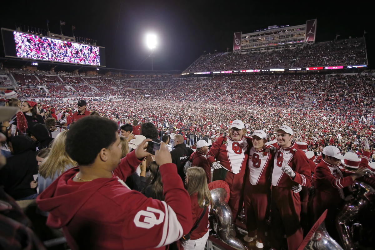 Oklahoma draws two 0,000 fines from the SEC for fans storming the field after Alabama win