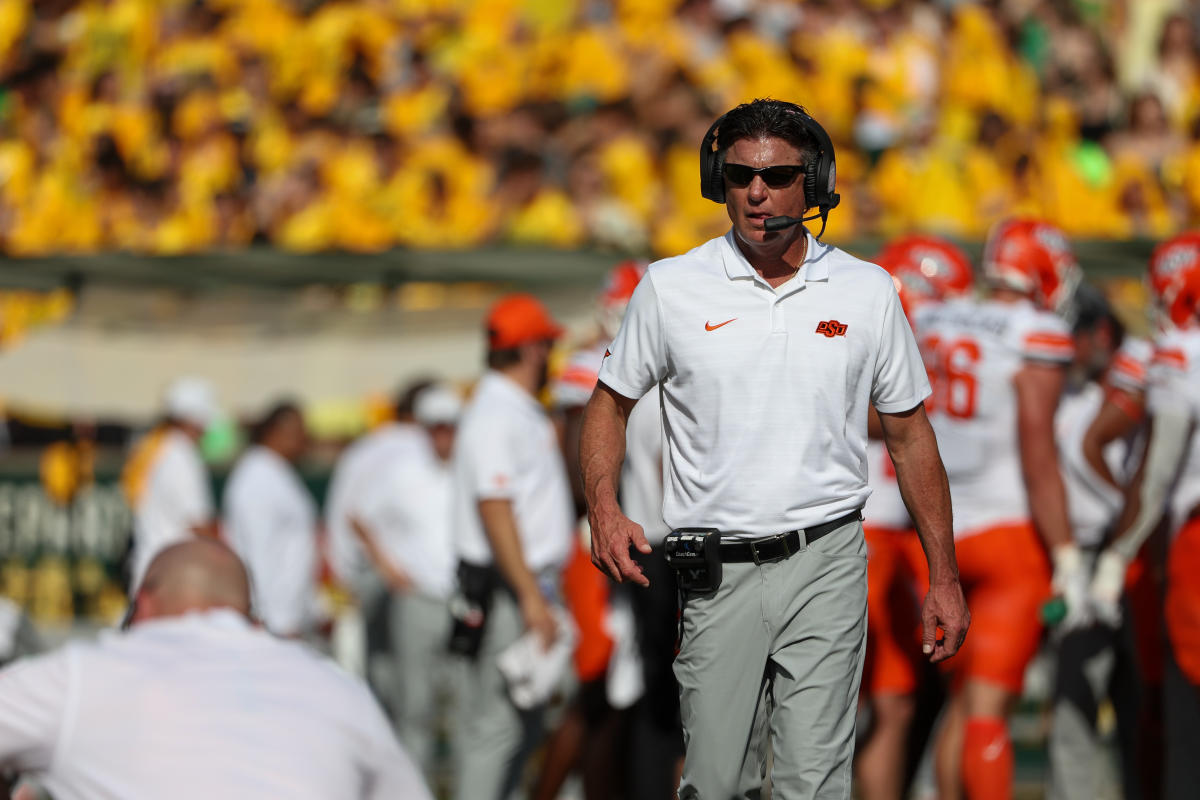 Oklahoma State coach Mike Gundy apologizes after saying ‘most people are weak’ when talking about fan criticism