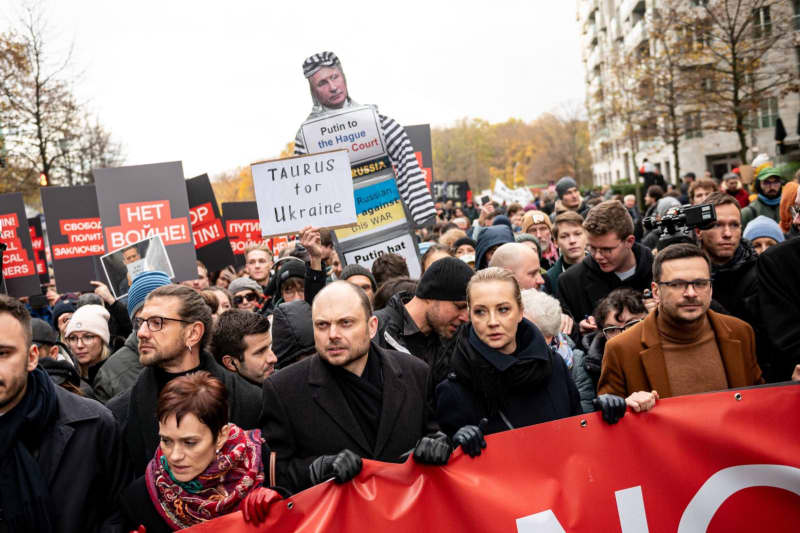 Over 1,000 protesters march against Putin and Ukraine war in Berlin