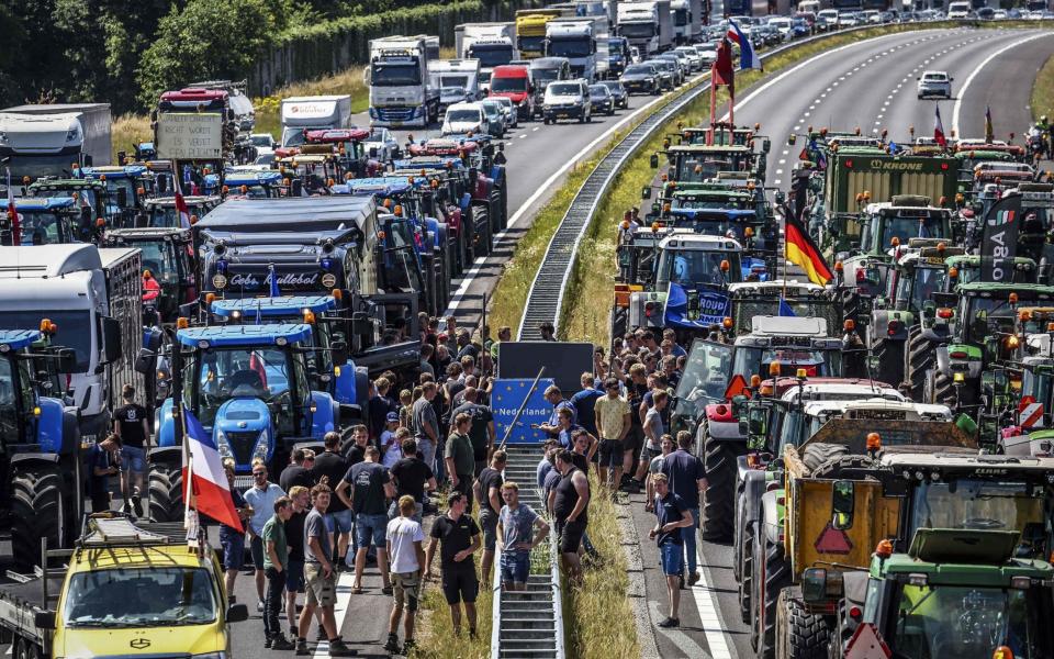 Rebel farmers threaten port and supermarket disruption