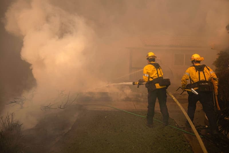 Thousands evacuated in southern California as fire spreads quickly