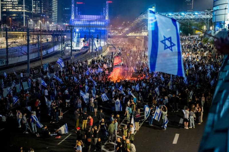 Thousands in Israel demonstrate against sacking of Gallant