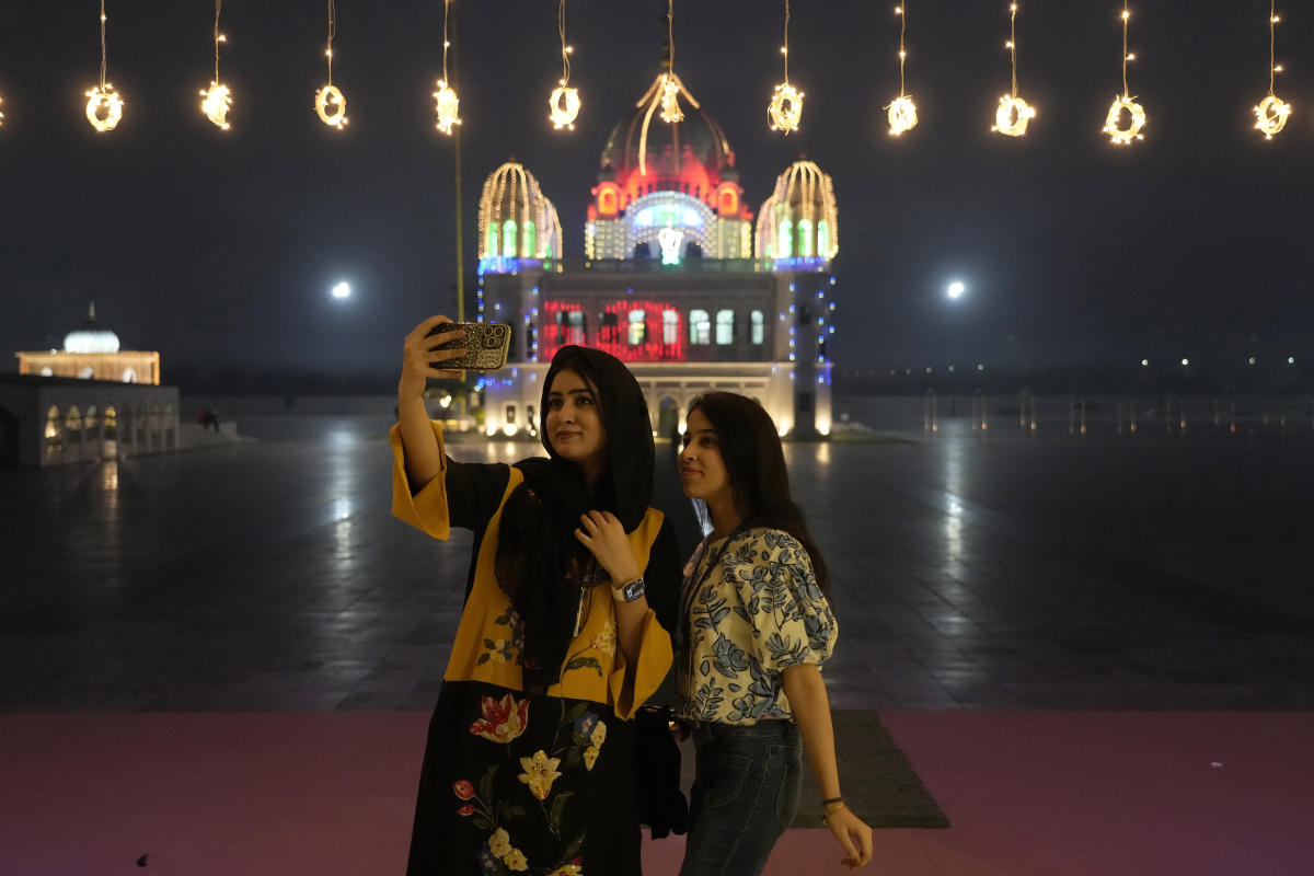 Thousands of Indian Sikhs visit the shrine of the founder of their religion to mark his birthday