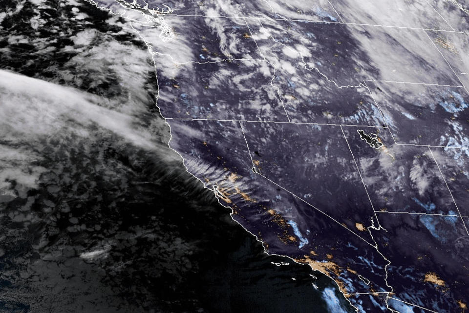 Thousands without power in Washington state as severe weather begins hitting Pacific Northwest