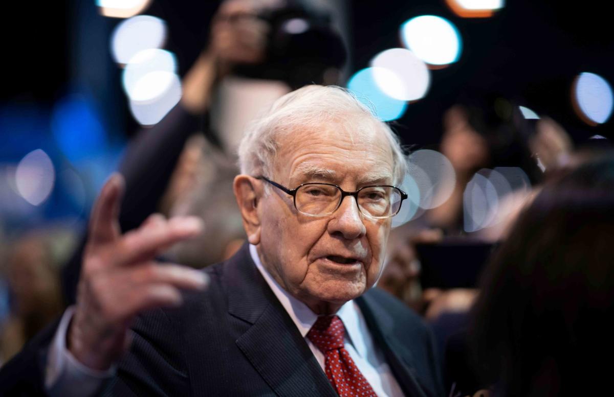 Warren Buffett’s Berkshire Hathaway Sells Apple Stock, Boosts Cash Pile to Record