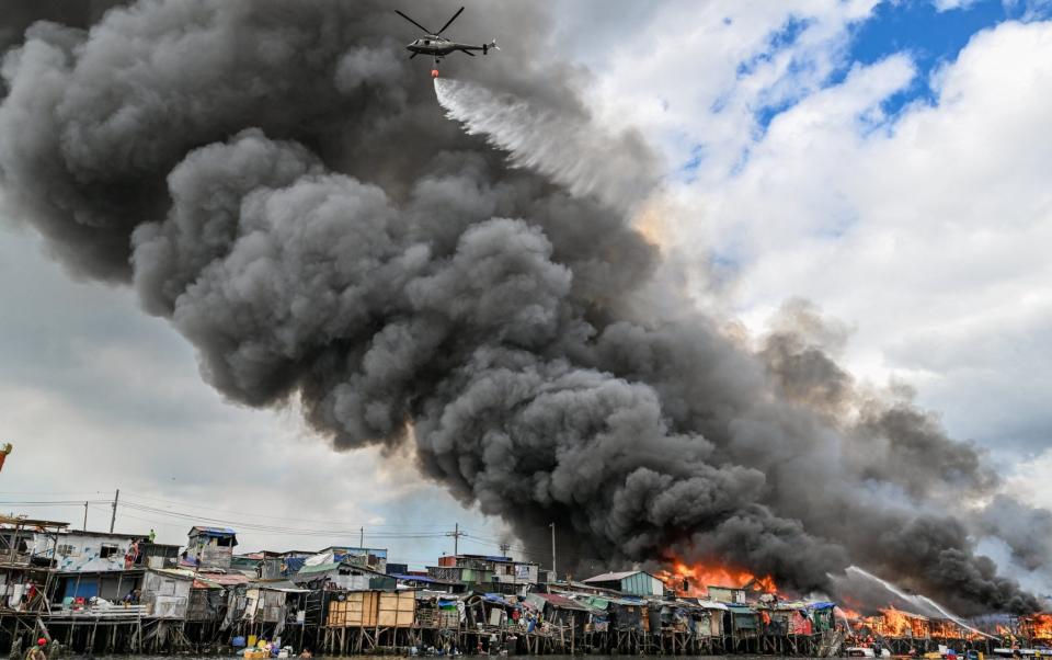 Watch: Fire destroys 1,000 homes in Philippines