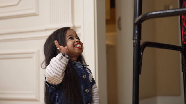 World’s tallest and shortest women meet for afternoon tea in London