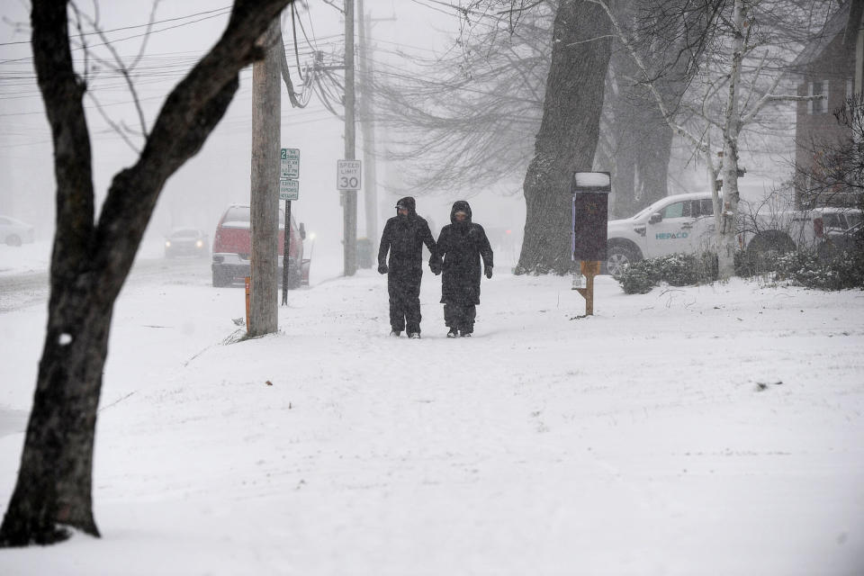 Arctic blast continues to hammer northern U.S., disrupting post-Thanksgiving travel