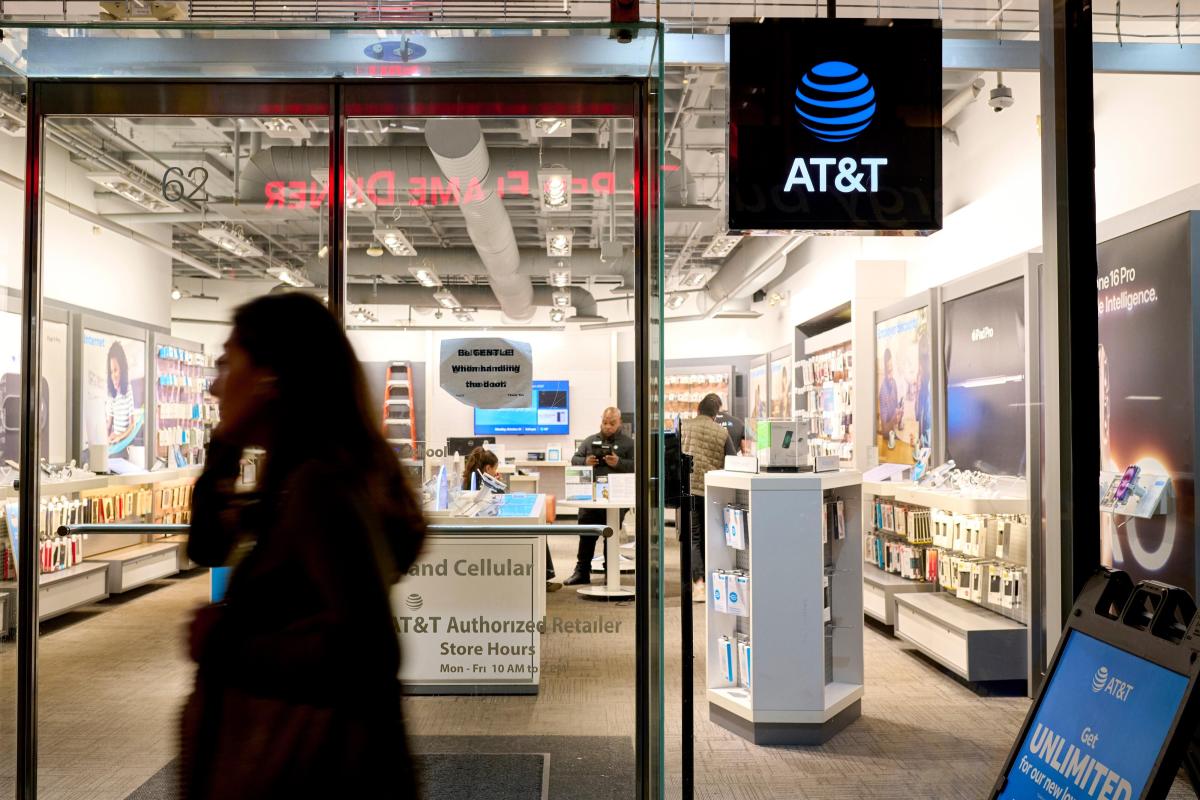 AT&T Sees Profit Gains Through 2027;  Billion Buyback