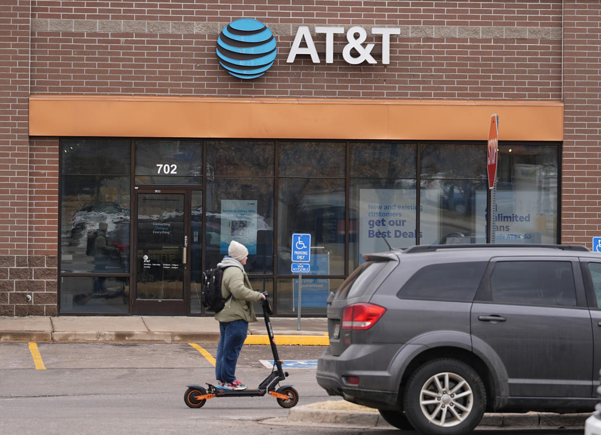 AT&T sees earnings growth over next 3 years; eyes more than B in anticipated shareholder returns