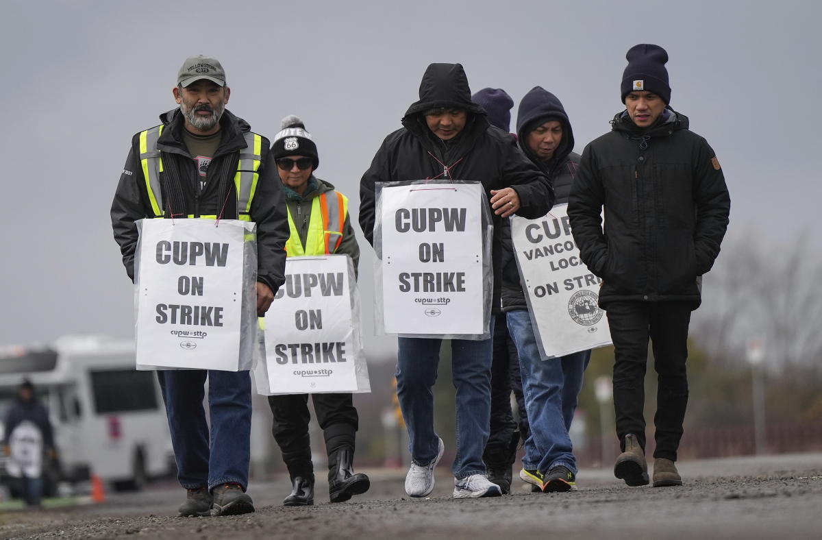 Canadian government asks labor board to intervene in Canada Post strike as Christmas nears