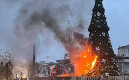 Christmas tree set on fire triggers protests in Syria