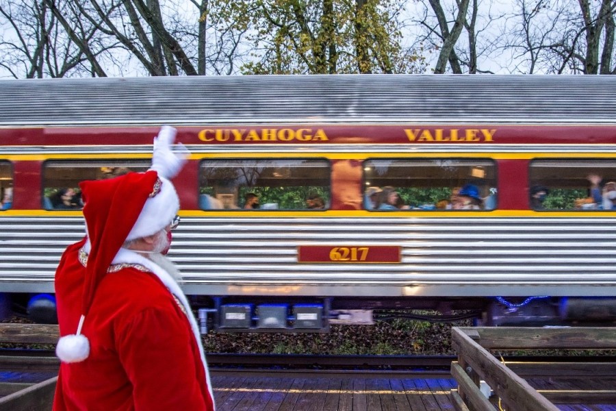 Cuyahoga Valley Scenic Railroad train derails during North Pole Adventure