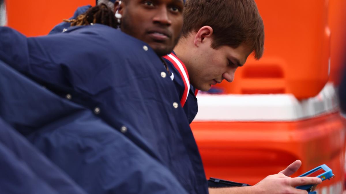 Drake Maye heads to locker room after helmet-to-helmet hit