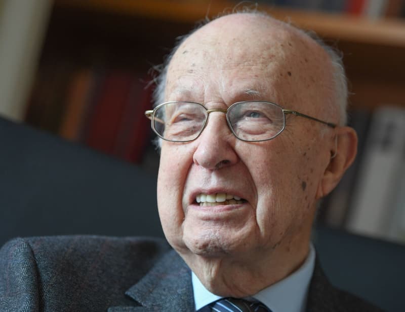 Germany’s former central banker Schlesinger dies at 100