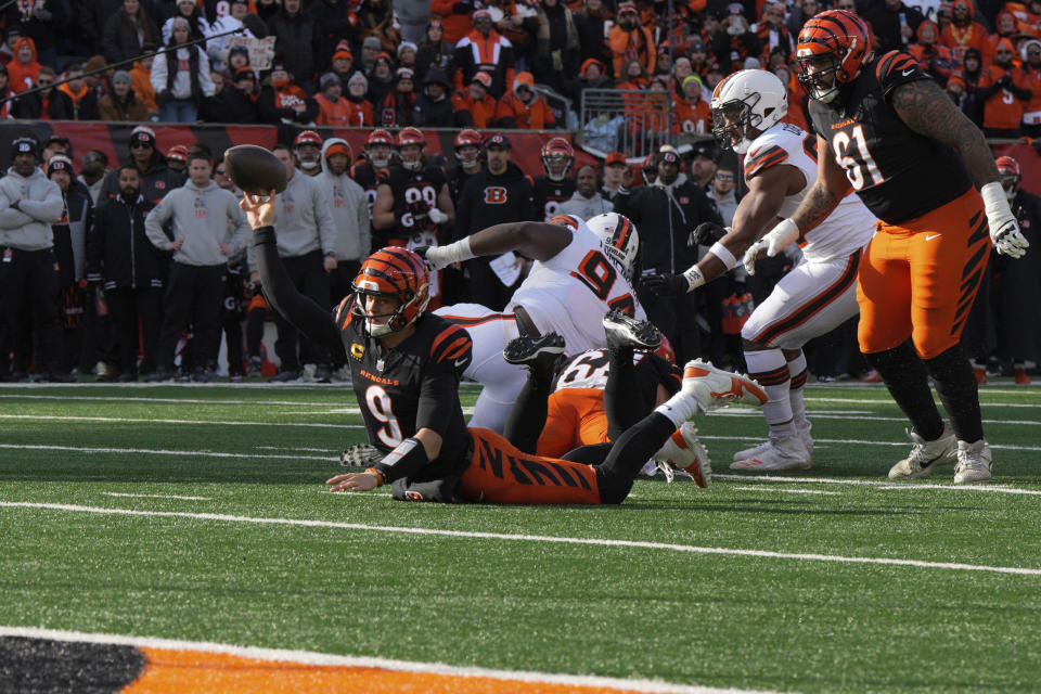 Joe Burrow throws remarkable TD pass to Tee Higgins while falling horizontal to his knees