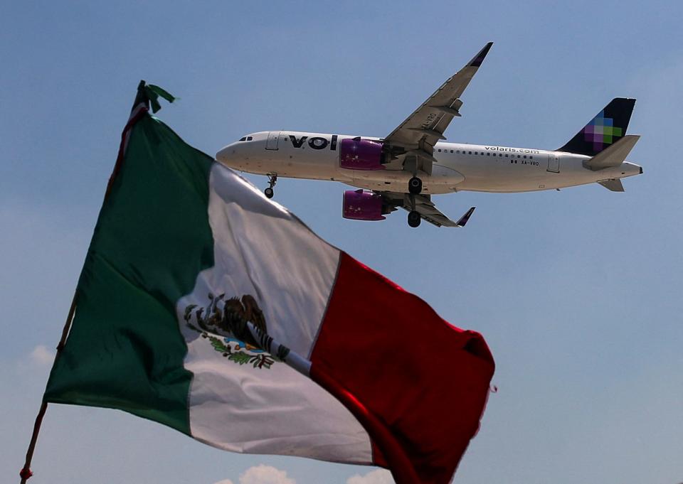 Man arrested for allegedly trying to divert domestic Mexican flight to US