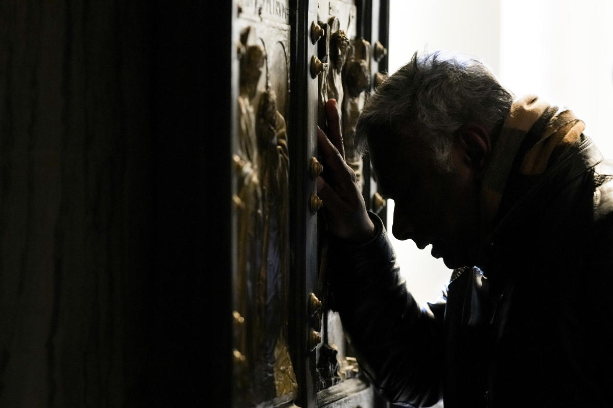 Pilgrims traverse Vatican Holy Door as Christmas marks the start of the 2025 Holy Year