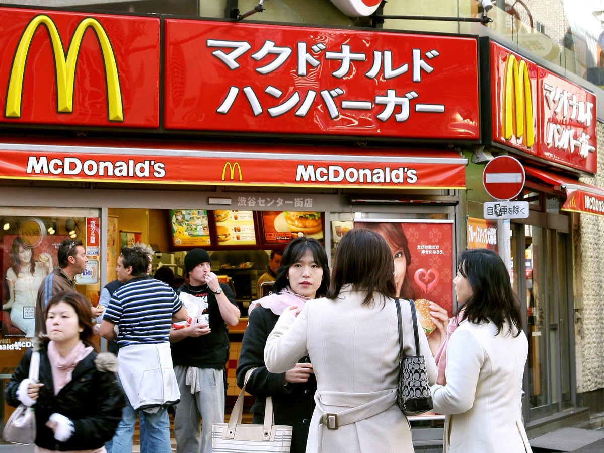 Police look for man who killed schoolgirl at Japan McDonald’s