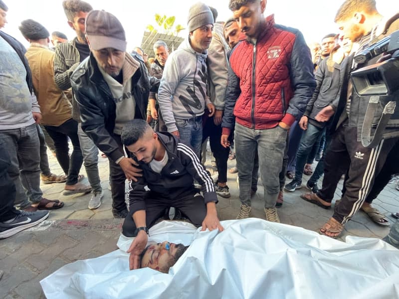 Report: 10 killed in Israeli attack in central Gaza