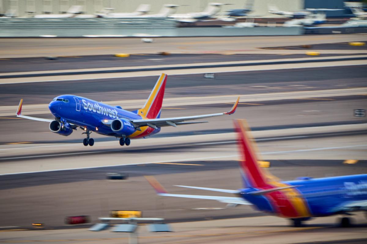 Southwest flight from Phoenix to Ohio returns to AZ after fight breaks out on board