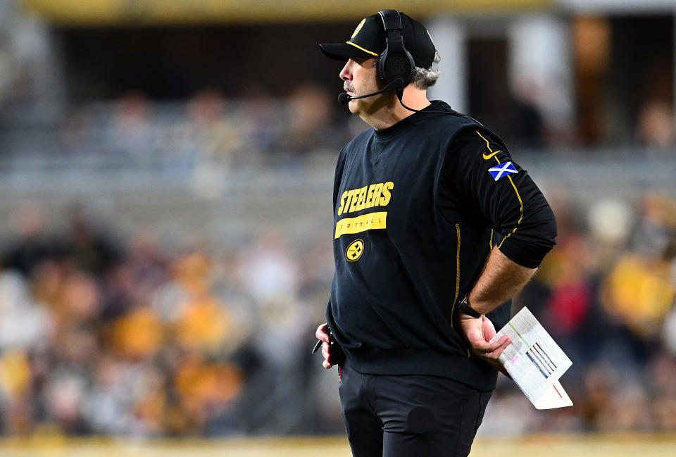 Steelers OC Arthur Smith reportedly tells North Carolina he’s not a candidate to replace Mack Brown