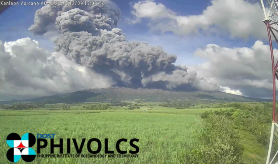 Tens of thousands of people evacuated as Philippines volcano erupts