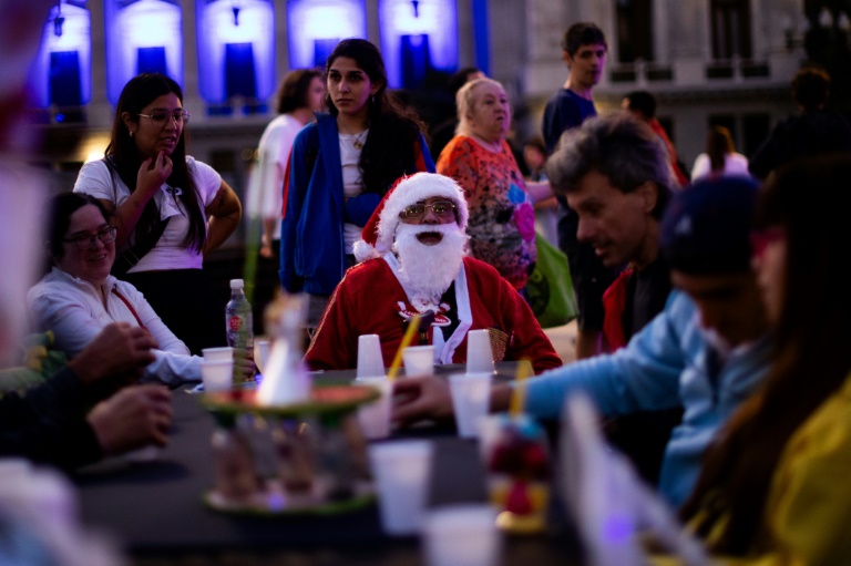 Thousands attend Christmas charity dinner in Buenos Aires