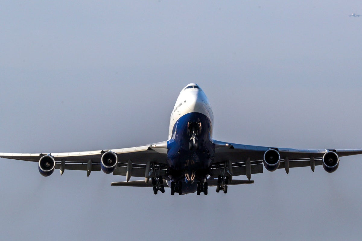 Watch live: Planes struggle to land in strong winds at London’s Heathrow Airport