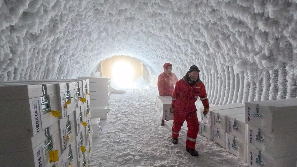 Ancient air bubbles trapped in Antarctic ice dug up