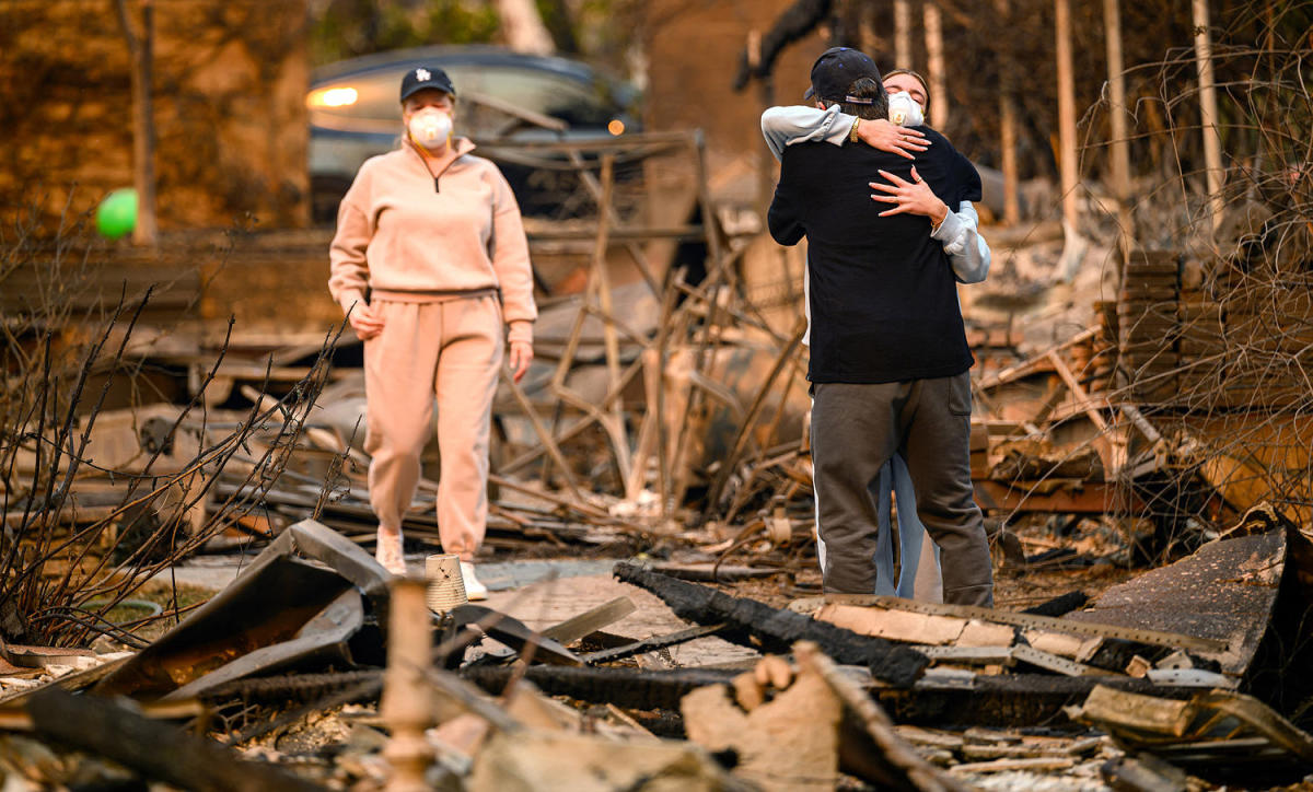 At least 10 dead, 180,000 forced to flee their homes as L.A. wildfires rage