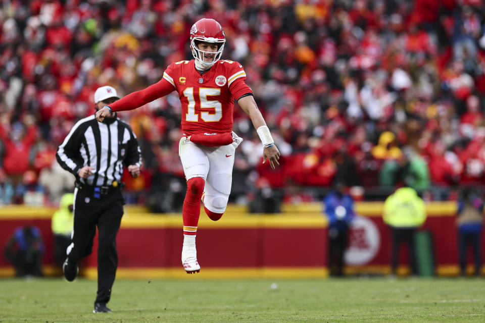 Chiefs use signature late magic to pull away from Texans